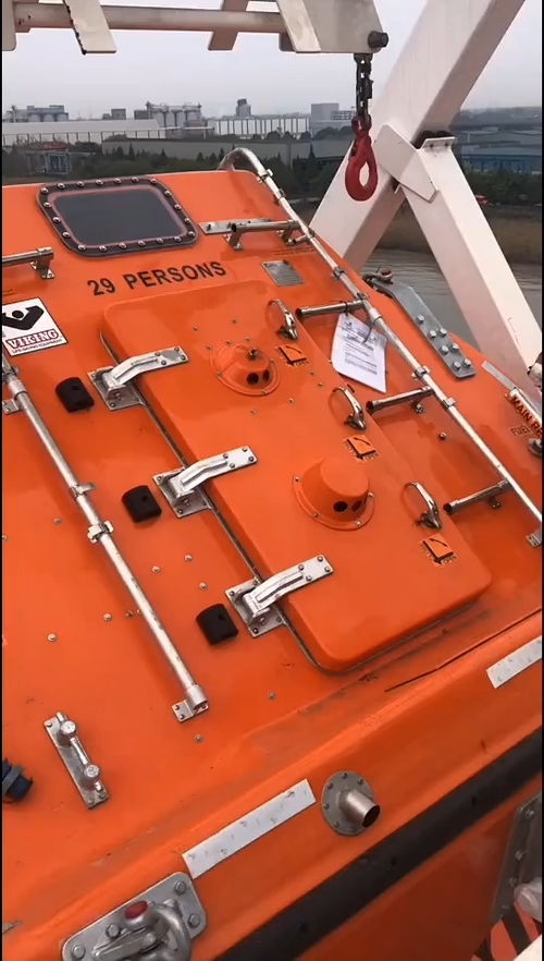 海上逃生的救生艇,遇到危險棄船逃命時都快速鉆進去,壓縮食品,淡水,衛(wèi)星電話,海釣桿等 航海之路 深海